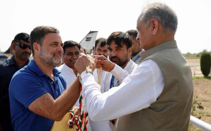 लोकसभा में विपक्ष के नेता राहुल गांधी कोटा पहुंचे : गहलोत - डोटासरा समेत कांग्रेस नेताओं ने गर्मजोशी से किया स्वागत,  यात्रा को लेकर सियासी माहौल भी गरम