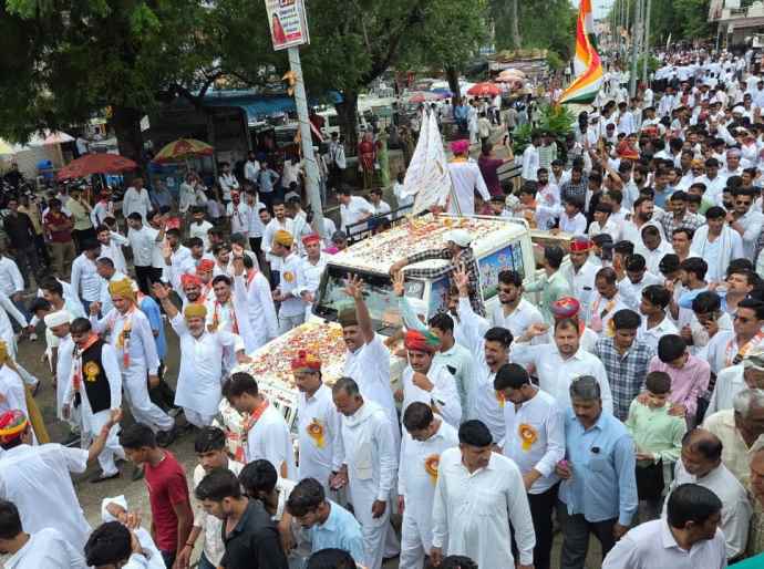 वीडियो न्यूज़ : नीमकाथाना हुआ तेजामय, शोभायात्रा में उमड़ा जनसैलाब : 15 हज़ार से ज्यादा भक्त हुए शामिल, लोक कलाकारों ने सांस्कृतिक कार्यक्रम में बांधा समां
