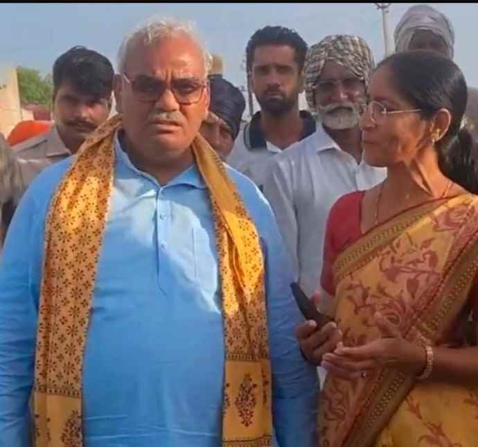 वीडियो लाइव : मंत्री से ग्रामीण बोले - कोई सफाई कर्मचारी नहीं आता : शिक्षामंत्री बोले - सफाई क्यों नहीं होती? जिला प्रमुख ने कहा - ‘अधिकारी फोन नहीं उठाते, क्या मैं खुद करूं?