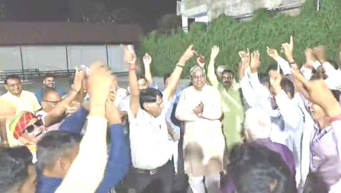 वीडियो न्यूज : नीमकाथाना नगर पालिका चुनाव परिणाम : नीमकाथाना में वार्ड नंबर 17 से कांग्रेस के विजयी प्रत्याशी महेश मेगोतिया का डांस का वीडियो वायरल