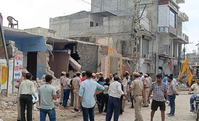 वीडियो न्यूज : नीमकाथाना में सड़क चौड़ीकरण मामला : चार मंजिला बिल्डिंग गिरने पर चारो तरफ छाया अंधेरा, भारी भीड़ हुई जमा, SDM बोले - लोगों का सहयोग मिला