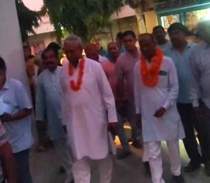 वीडियो न्यूज़ : राजेन्द्र स्थानीय निकाय प्रकोष्ठ का जिलाध्यक्ष नियुक्त: नीमकाथाना में बाबा रामदेव सेवा समिति ने गाजे बाजे के साथ जुलूस निकालकर किया भव्य स्वागत