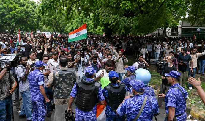 संसद मार्च से पहले जंतर-मंतर पर हंगामा : प्रदर्शनकारियों पर पुलिस का लाठीचार्ज, कई लोगों के सिर फूटे, बैरिकेडिंग तोड़कर पार्लियामेंट थाने तक पहुंचे