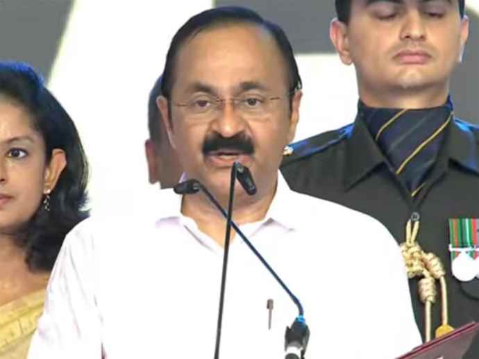 वीडी सतीशन बने केरलम के मुख्यमंत्री : राज्यपाल अर्लेकर ने मुख्यमंत्री पद की दिलाई शपथ, कांग्रेस नेता राहुल गांधी और प्रियंका गांधी भी रही मौजूद