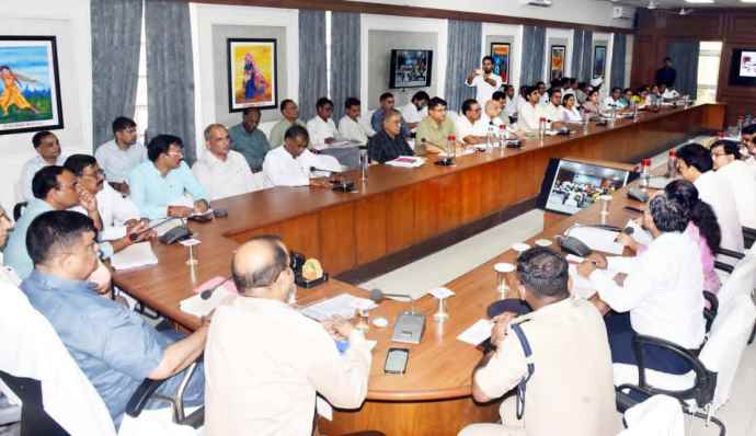प्रभारी मंत्री ने ली जिला स्तरीय अधिकारियों की समीक्षा बैठक : मंत्री ने भीषण गर्मी में निर्बाध बिजली आपूर्ति बनाए रखने और नियमित पेयजल आपूर्ति सुनिश्चित करने के दिए निर्देश, नानी बीड़ पानी के समुचित निस्तारण की मांग