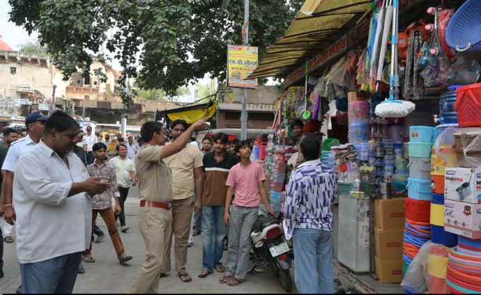 सीकर में अतिक्रमण के खिलाफ अभियान : नो पार्किंग जोन व फुटपाथ अतिक्रमण पर नगर परिषद और ट्रेफिक पुलिस का संयुक्त अभियान, नियम तोड़ने वालों पर सख्त कार्रवाई