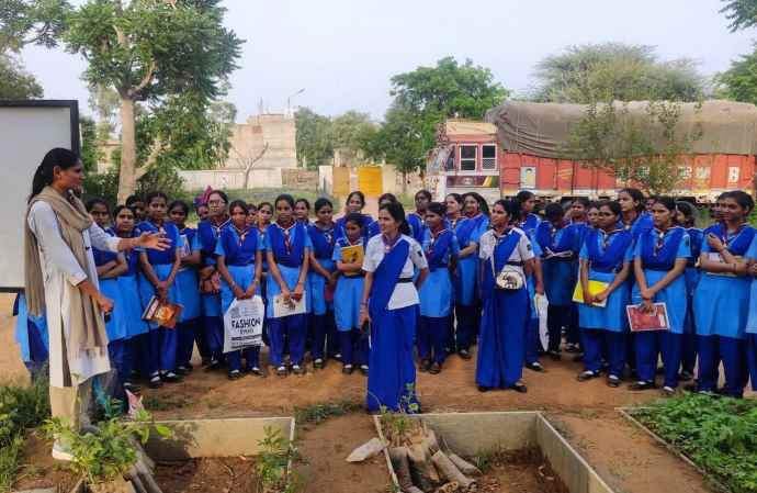 गाइड प्रशिक्षणार्थियों ने किया नर्सरी का भ्रमण : पौध तैयार करने की प्रक्रिया एवं पर्यावरण संरक्षण की ली जानकारी, पर्यावरण संरक्षण के लिए पौधारोपण आवश्यक - डॉ. रंजना जैन