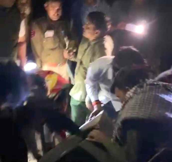 वीडियो न्यूज : नीमकाथाना में निकली रहस्यमयी तिजोरी : 125 साल पुरानी हवेली से खुदाई के दौरान हुई बरामद, पुलिस ने लिया कब्जे मे, देखने उमड़ी भीड़