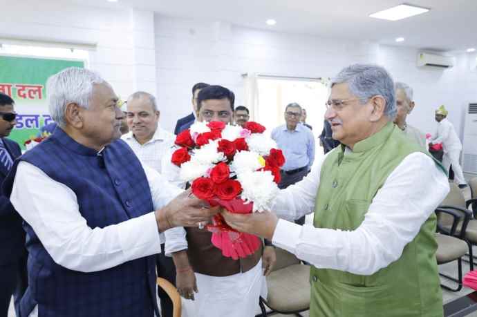 नीतीश दसवीं बार बिहार की बागडोर संभालेंगे : कल 1.30 बजे मुख्यमंत्री पद की शपथ लेंगे, कार्यक्रम में पीएम मोदी होंगे शामिल, दो डिप्टी सीएम संभव