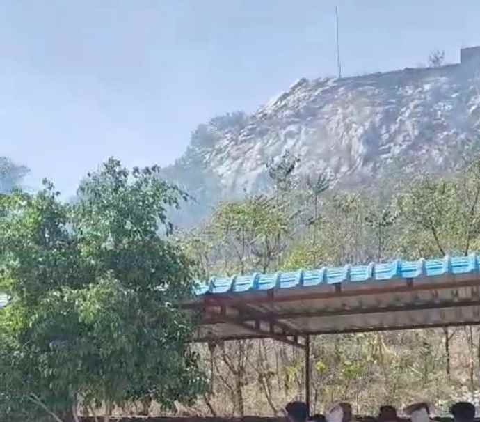 वीडियो न्यूज़ : नीमकाथाना के गोविंदपुरा पहाड़ी क्षेत्र में लगी भीषण आग :  तीन में आग पर पाया काबू, खंडेला - उदयपुरवाटी से मंगवाई अतिरिक्त दमकल गाड़ियां, हजारों पेड़ पौधे जलकर खाक