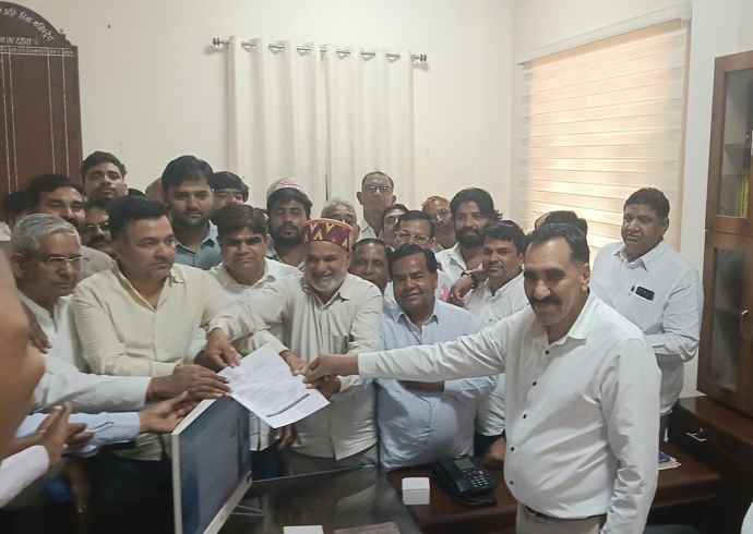 नीमकाथाना में जिला कांग्रेस कमेटी का प्रदर्शन : रसोई गैस सिलेंडर की कमी को लेकरअतिरिक्त जिला कलेक्टर कार्यालय के बाहर धरना, सौंपा ज्ञापन