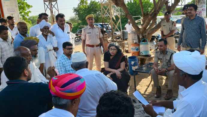 कलेक्टर  - एसपी सरहदी इलाकों में पहुंचे : कलेक्टर - एसपी ने रामसर और चाड़ार मदरूप में किसानों और पशुपालकों से किया संवाद