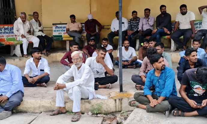 वीडियो न्यूज : सीकर के जनाना अस्पताल में प्रसूता की मौत : परिजनों का धरना, पति बोला - गलत इंजेक्शन के बाद बिगड़ी तबियत; लापरवाही का लगाया आरोप