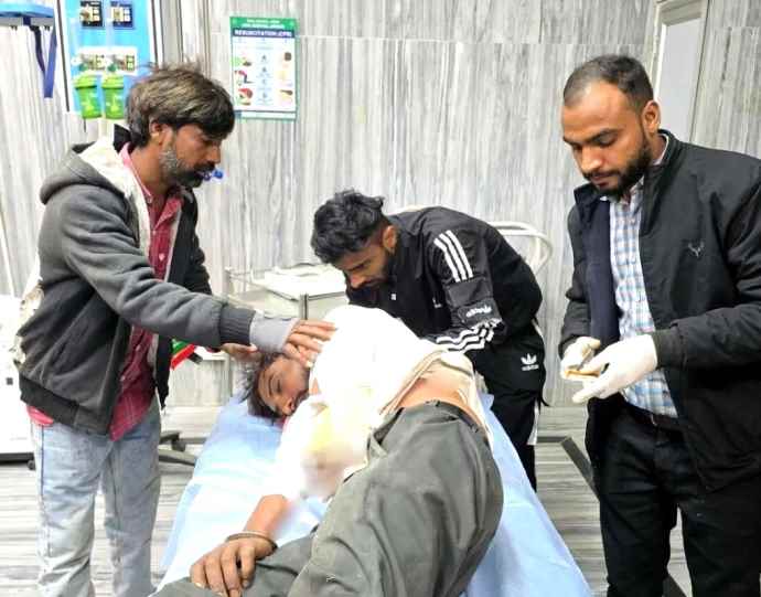 दिनदहाड़े बैंक मैनेजर पर हमला : धारधार हथियार से हमला 30 हजार रुपए की नकदी लुटी , हमले में तीन अन्य युवक भी घायल