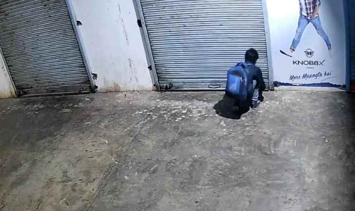 वीडियो न्यूज़ : नीमकाथाना में बैग लेकर चोरी करने पहुंचा चोर : पहले इधर उधर देखा, लेकिन ताला नही टूटने पर मौके से हुआ फरार, अब पुलिस चोर की तलाश में जुटी