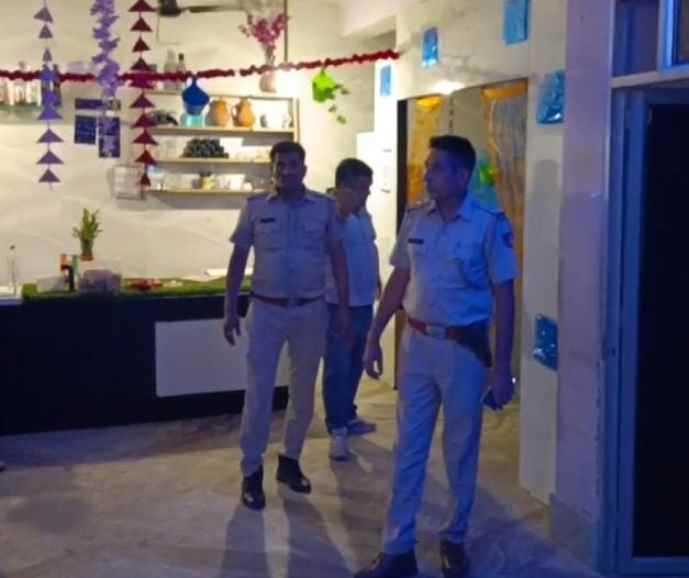 वीडियो न्यूज़ : नीमकाथाना में अवैध कैफे पर पुलिस की कार्यवाही : शहर में तीन कैफ़े पर कार्यवाही, कैफ़े में बनी केबिन को तोडा, युवक - युवतियों को  हिरासत में लिया