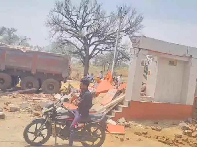 अनियंत्रित ट्रॉला मंदिर से टकराया : मंदिर क्षतिग्रस्त होने से ग्रामीणों में आक्रोश, कार्यवाई की मांग,  दुर्घटना में 11 हजार वोल्ट की हाई टेंशन लाइन का तार भी टुटा