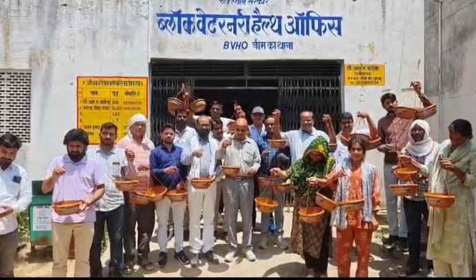 वीडियो न्यूज़ : वंदे गंगा जल संरक्षण अभियान के तहत मुहिम : नीमकाथाना में आस्था जन कल्याण सेवा समिति ने पशु-पक्षियों के लिए पशु पालन विभाग को सौंपे 105 परिंडे