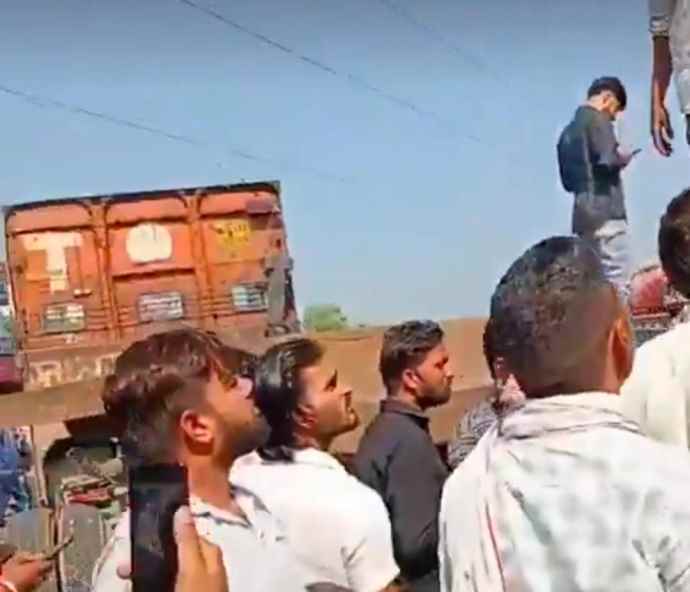 जयपुर में बजरी डंपर ने एक दर्जन वाहनों को रौंदा, 13 की मौत : मरने वालों के शरीर टुकड़ों में बंटे, 6 गंभीर घायल एसएमएस अस्पताल के ट्रॉमा सेंटर में भर्ती, हादसे के बाद लोगो में रोष