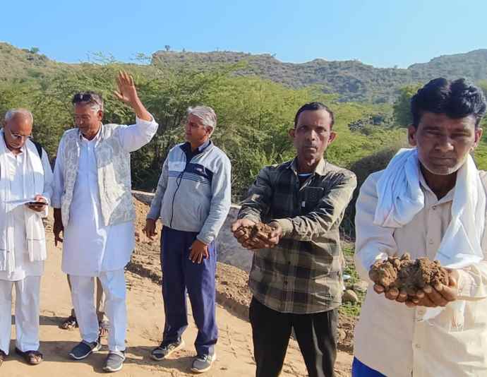 वीडियो न्यूज़ : फोरलेन सड़क में घटिया सामग्री लगाने का आरोप : पाटन में ग्रामीणों ने किया जमकर विरोध प्रदर्शन, दी आन्दोलन की चेतावनी, कहा - "मिट्टी की सड़क कितने दिन चलेगी?"