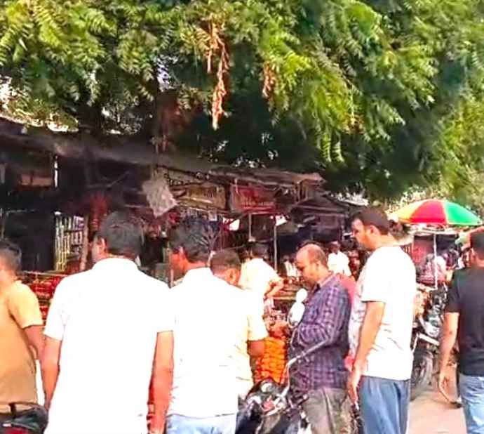 वीडियो न्यूज़ : नीमकाथाना में दीपावली पर उमड़ी भीड़ : भीड़ के कारण पुलिस ने जिला अस्पताल से शहर का रास्ता किया चौपहिया वाहनों के लिए बंद, लोगो में भारी उत्साह.