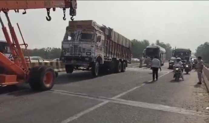 रींगस में बड़ा सड़क हादसा, 20 श्रद्धालु घायल : श्रद्धालुओं से भरी बस खड़े ट्रक से टकराई, मौके पर मची अफरा-तफरी