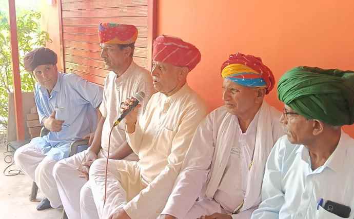 वीडियो न्यूज : डोटासरा, जूली और अमराराम पर भड़के किसान : किसान महापंचायत के राष्ट्रीय अध्यक्ष रामपाल जाट ने कहा - 'आपके 2 MLA तो बोले, लेकिन पार्टी को सांप सूंघ गया'