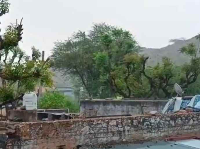 वीडियो न्यूज़ : सीकर में रुक रुक कर बारिश : नीमकाथाना - फतेहपुर क्षेत्र में हुई बारिश, बारिश से लोगों को हुआ ठंडक का अहसास, विभाग का कल भी ऑरेंज अलर्ट