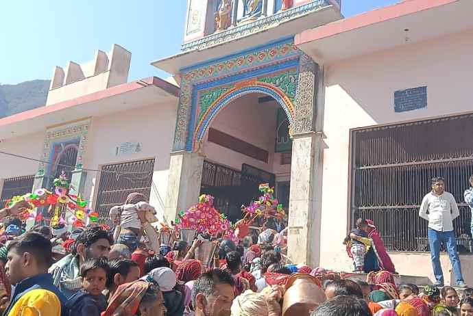 वीडियो न्यूज़ : नीमकाथाना में महाशिवरात्रि पर्व पर उमड़ा जनसमूह : बालेश्वर धाम पर भक्तों की लगी लाइन, भगवान भोलेनाथ की पूजा अर्चना और कुंड में पवित्र स्नान कर मांगी खुशहाली की मन्नत