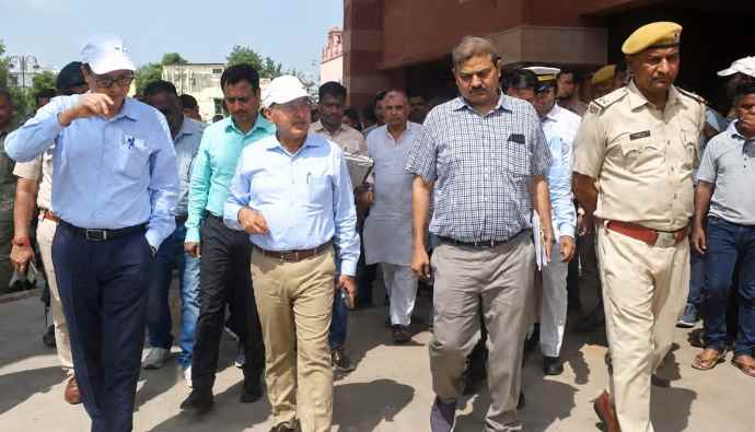 रेलवे जीएम का नीमकाथाना स्टेशन का दौरा :  विकास कार्यों का लिया जायजा, रेल सेवा विस्तार संघर्ष समिति और रेलवे सलाहकार समिति ने सौंपा ज्ञापन