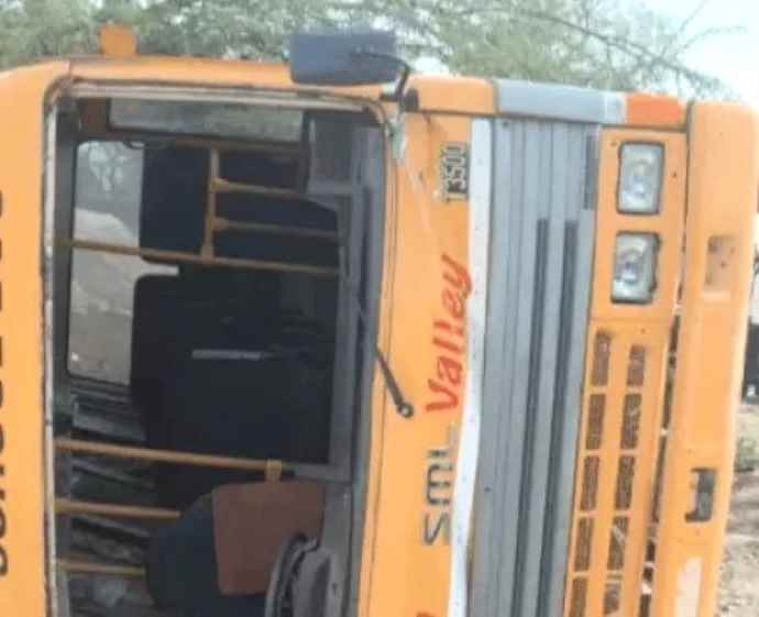 सीकर में निजी स्कूल की दो बसों की आपस में टक्कर : टक्कर के बाद एक बस पलटी, हादसे में करीब तीन दर्जन बच्चे घायल, ओवरटेक करने के चक्कर में हुआ हादसा