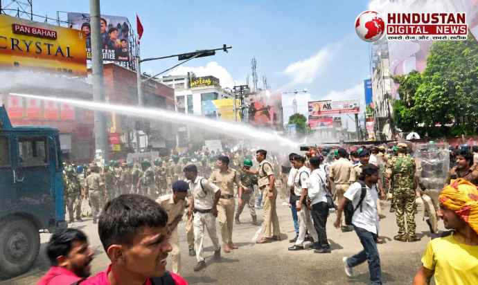 वीडियो लाइव : बिहार में स्टूडेंट्स का भारी बवाल : सीएम हाउस घेरने निकले स्टूडेंट्स पर पुलिस का लाठीचार्च, दौड़ाकर पीटा, वाटर कैनन से पानी छोड़ा तो नहाने लगे