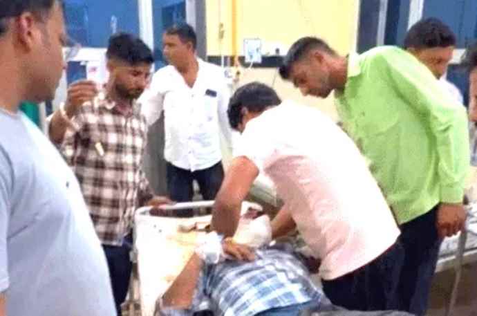 उदयपुरवाटी में सड़क हादसा : एक दर्जन से ज्यादा लोग घायल, पूर्व मंत्री राजेंद्र गुढ़ा ने घायलों को पहुंचाया अस्पताल