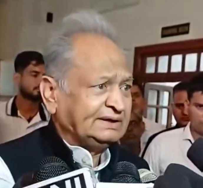 वीडियो लाइव : गहलोत दावा -सीएम को हटाने का षड्यंत्र चल रहा : भाजपा द्वारा 'संविधान हत्या दिवस' मनाए जाने पर गहलोत भड़के , कहा - बेरोजगारी, महंगाई की चिंता इन्हें नहीं