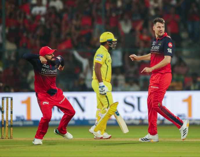 आरसीबी ने चेन्नई सुपर किंग्स को 43 रन से हराया : आईपीएल के इस सीजन में चेन्नई सुपर किंग्स की लगातार तीसरी हार, भूवी के आईपीएल में 200 विकेट पूरे
