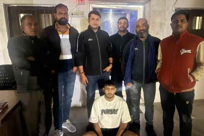 हाईवे पर आतंक फैलाने वाला 25 हजार का इनामी बदमाश गिरफ्तार : आरोपी पुलिस से बचने के लिए गुरुग्राम पहचान छिपाकर रह रहा था, राजस्थान एंटी गैंगस्टर टास्क फोर्स की कार्रवाई
