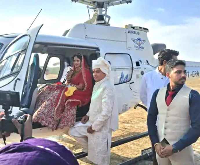बहू की मुंह-दिखाई के लिए हेलिकॉप्टर की लैंडिंग : मां की इच्छा पर बेटा हिसार से हेलिकॉप्टर में लाया दुल्हन, मुंह-दिखाई के बाद हेलिकॉप्टर से हिसार रवाना