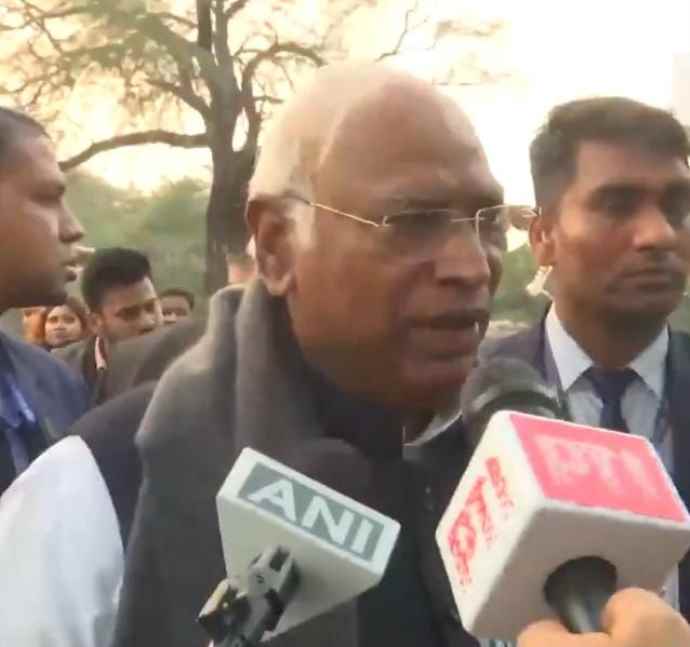 वीडियो न्यूज़ : ट्रंप की दादागिरी पर खड़गे का बड़ा बयान : कांग्रेस अध्यक्ष ने जताई चिंता, कहा - अमेरिका का राष्ट्रपति ट्रंप सारी दुनिया को डराने की कोशिश कर रहा