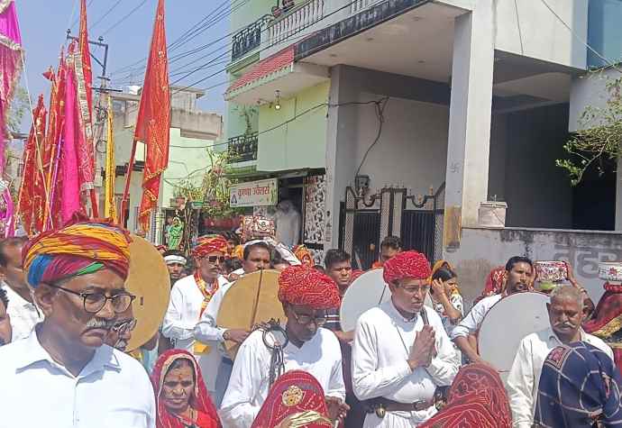 वीडियो न्यूज़ : नीमकाथाना से बत्तीसी संघ रवाना : जीण माता धाम रवाना से पहले श्रद्धालुओं ने पूजा अर्चना कर मांगी खुशहाली की मन्नते, श्रद्धालुओं में उत्साह