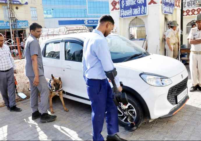 सीकर पासपोर्ट ऑफिस में बम की सूचना से हड़कंप : जयपुर से आए पुलिस-डॉग स्क्वॉड ने परिसर को खाली करवाकर चलाया सर्च, बम की थी फेक सूचना