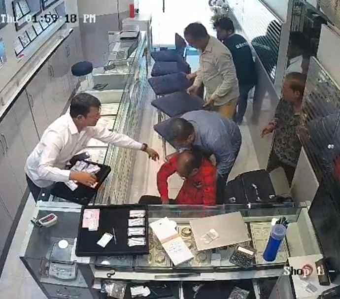 वीडियो न्यूज़ : ज्वैलरी शोरूम में व्यापारी को अचानक आया हार्ट अटैक :  ज्वैलर ने दी सीपीआर तो उठकर खड़ा हो गया व्यापारी, घटना शोरुम में लगे CCTV कैमरे में हुई कैद