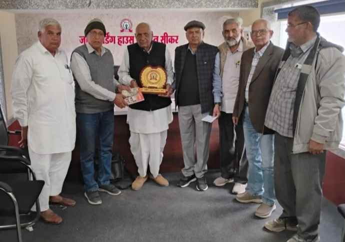 जाट बोर्डिंग हाऊस संस्थान  को सहयोग : पूर्व अध्यापक राम लाल बिजारणियां पलसाना ने  ईककावन हजार  रुपए की सहयोग राशि की भेंट