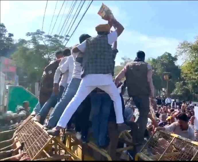 वीडियो लाइव : राजस्थान में अरावली को लेकर भड़का आंदोलन : उदयपुर में कांग्रेस कार्यकर्ताओं की पुलिस से झड़प, पुलिस ने कुछ कार्यकर्ताओं को हिरासत में लिया