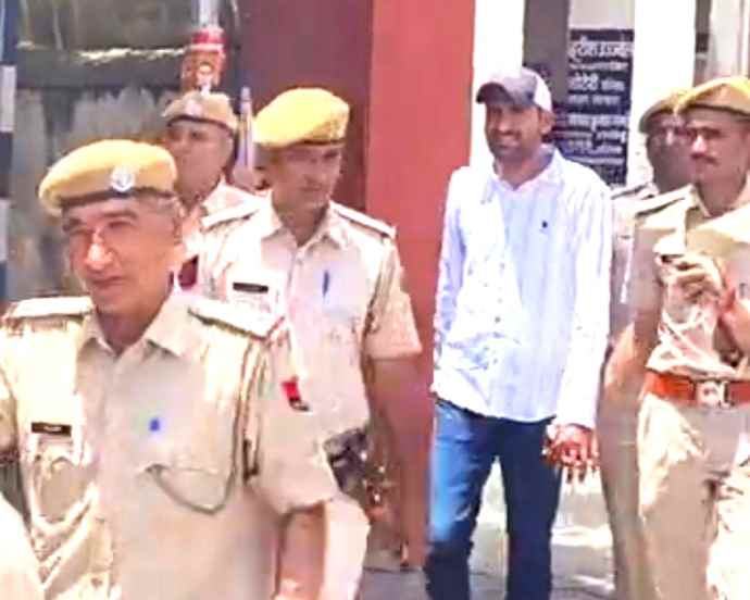 वीडियो न्यूज़ : पूर्व पालिका अध्यक्ष से फिरौती मांगने का मामला : हार्डकोर अपराधी कुलदीप केडी की नीमकाथाना कोर्ट मे पेशी, पूर्व पालिका अध्यक्ष से  5 करोड़ की फिरौती मांगने का है मामला