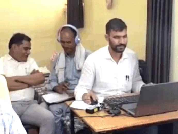 अलवर में एसीबी की बड़ी कार्रवाई :  PWD का एईएन रिश्वत लेते रंगे हाथो गिरफ्तार, पेट्रोल पंप की मंजूरी के लिए 1 लाख मांगे, 25 हजार रुपए लेते पकड़ा गया,