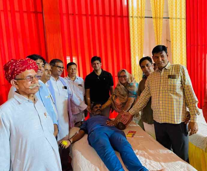 वीडियो न्यूज़ : नीमकाथाना में 651 यूनिट ब्लड डोनेट : रक्तदान को लेकर उत्साह, रैली के रूप में पहुंचे लोग, महिलाओं की भागीदारी भी रही ज्यादा