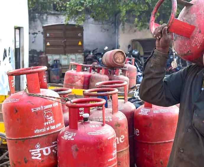 ईरान जंग के बीच सरकार का बड़ा फैसला : एक सिलेंडर डिलीवर होने के बाद दूसरा सिलेंडर 25 दिन बाद होगा बुक, सरकार ने नए LPG पार्टनर्स की तलाश की शुरू