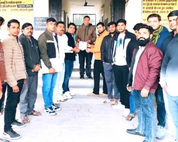 सिंघाना उपतहसील को तहसील में क्रमोन्नत करने की मांग : ग्रामीणों ने मुख्यमंत्री के नाम तहसीलदार सौंपा ज्ञापन, कहा - तहसील मुख्यालय से 20 किलोमीटर की है दुरी