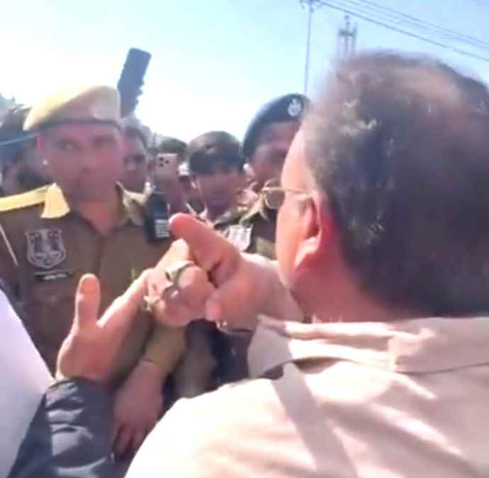 वीडियो न्यूज़ : कांग्रेस और भाजपा विधायक हुए आमने सामने : जयपुर में दो पक्षों का विवाद,  कांग्रेस विधायक बोले - मैंने मंदिर बनाए, तब आप आप कहां थे, पुलिस फ़ोर्स तैनात