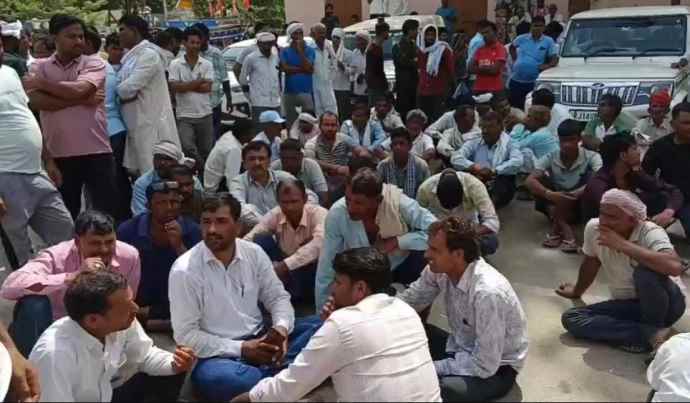 वीडियो न्यूज : प्रसूता की मौत के बाद अस्पताल के बाहर धरना : नीमकाथाना के MCH अस्पताल के बाहर धरना, डॉक्टर पर कार्रवाई की मांग, ब्लीडिंग के बाद ब्लड नहीं चढ़ाने का आरोप